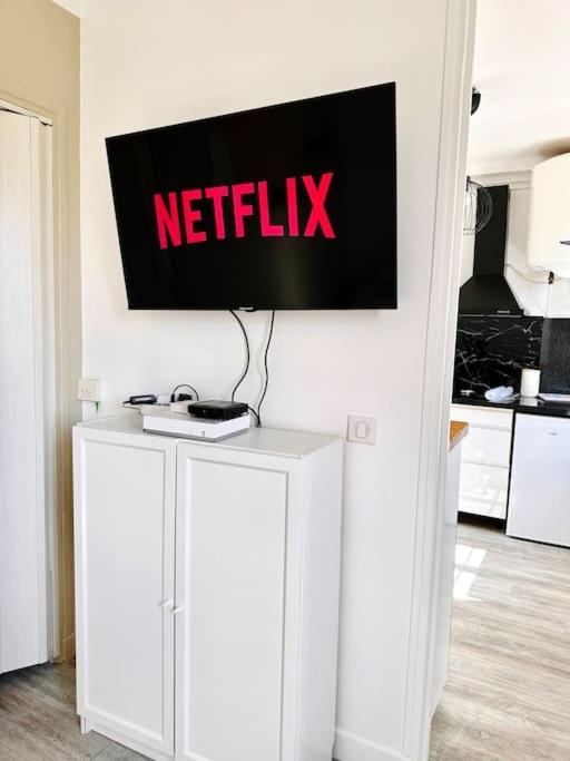 Appartement Vue Tour Eiffel Ligne 14 A Cote De Paris Gentilly Dış mekan fotoğraf